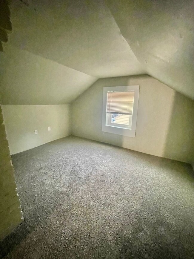 Building Photo - Welcome to this charming 2-bedroom, 1-bathroom home located in the vibrant community of Hickory, NC.