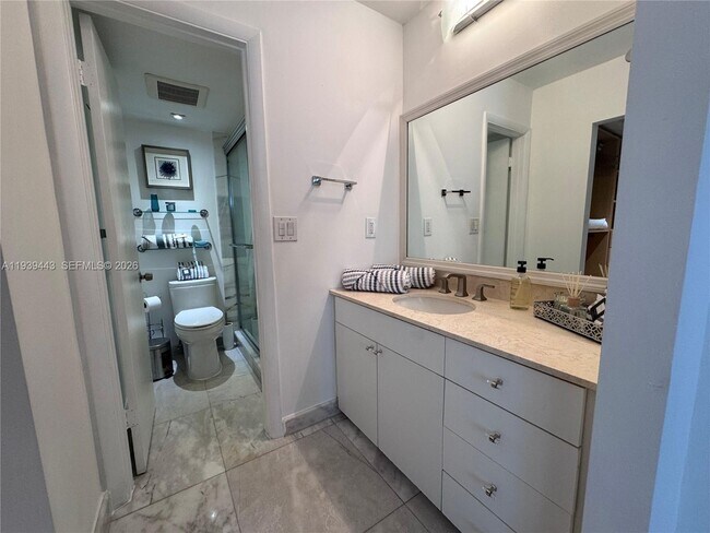 Building Photo - 3301 N Country Club Dr