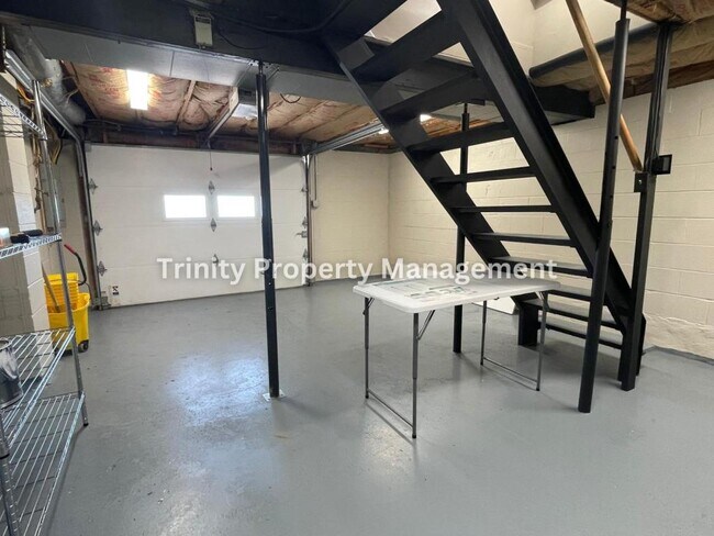 Building Photo - 305 Michael St