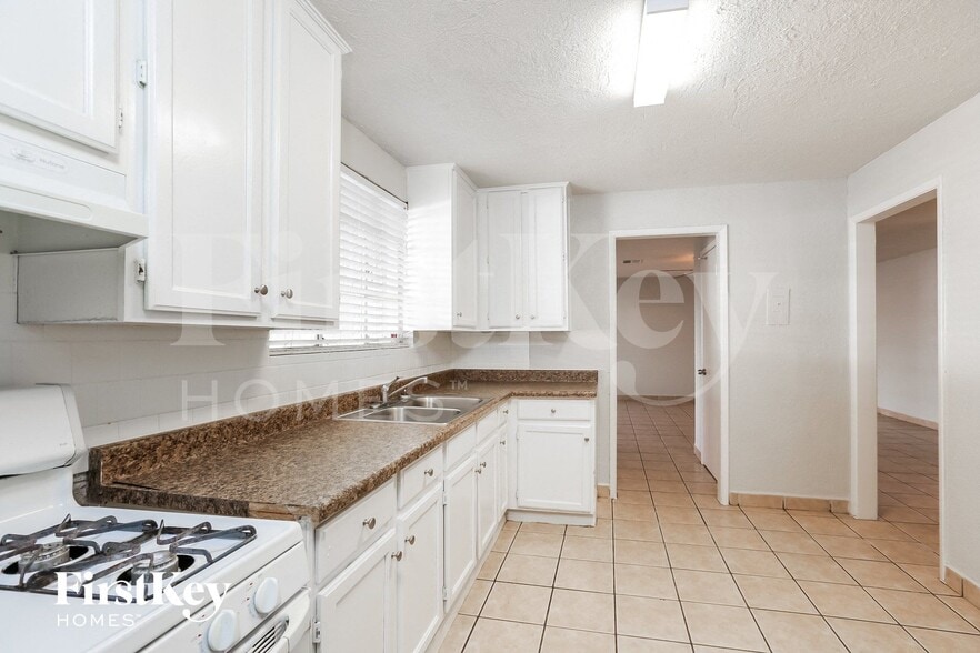 Building Photo - 3021 W Camelback Rd