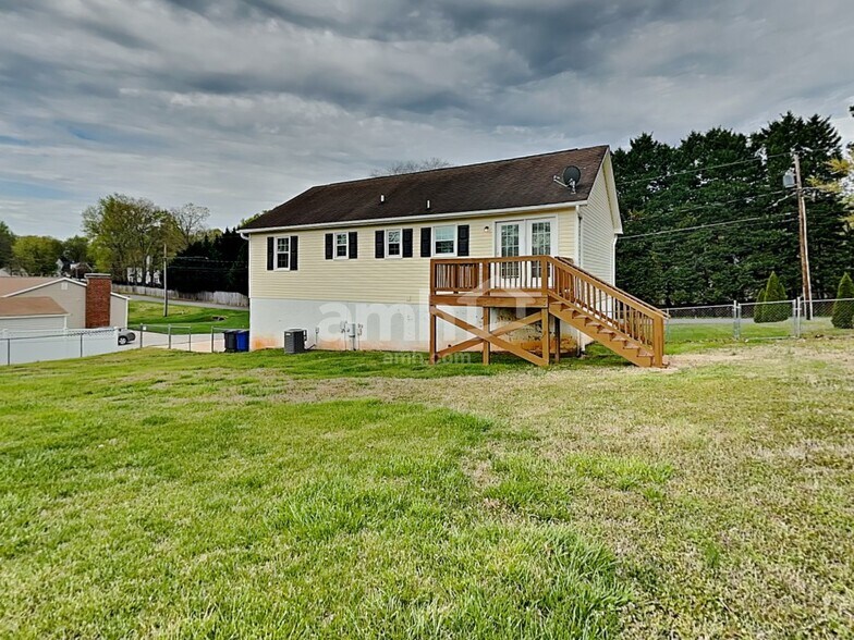 Building Photo - 541 Clyde Dr