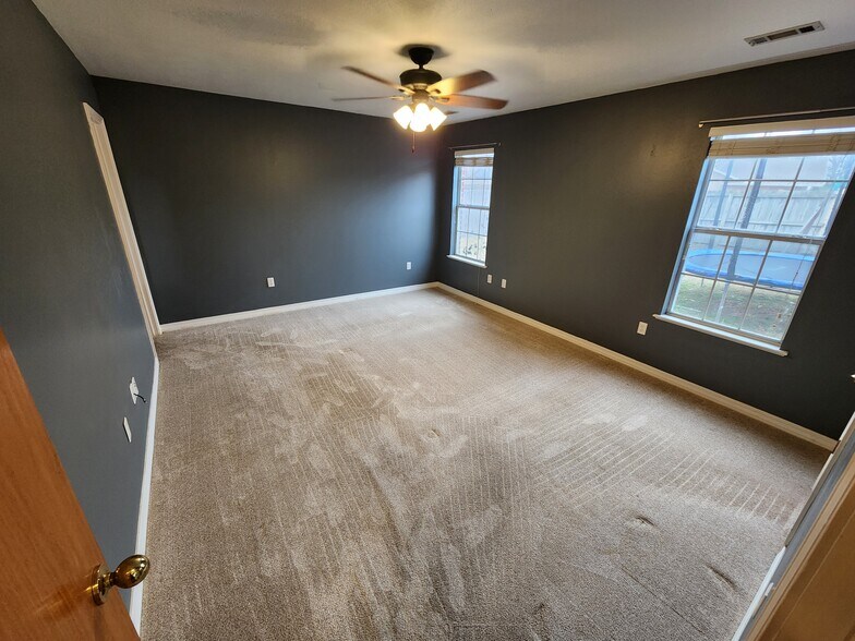 Building Photo - 644 W Oaklawn Dr