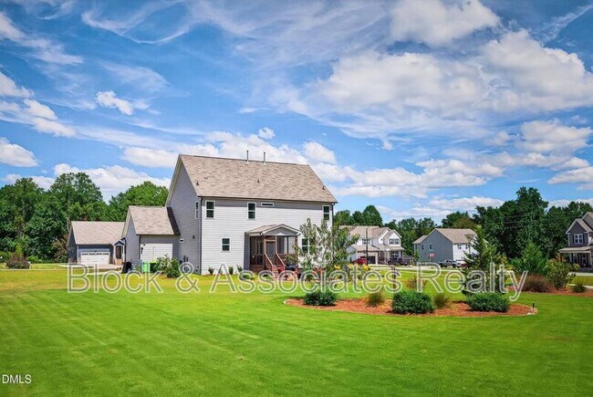 Building Photo - 236 Lily Oak Dr