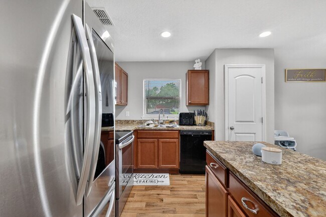 Building Photo - Available June 15th! 3BR Home in Tavares with Huge Backyard