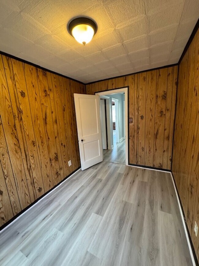 Building Photo - 3BED 2BATH $1600/MONTH!