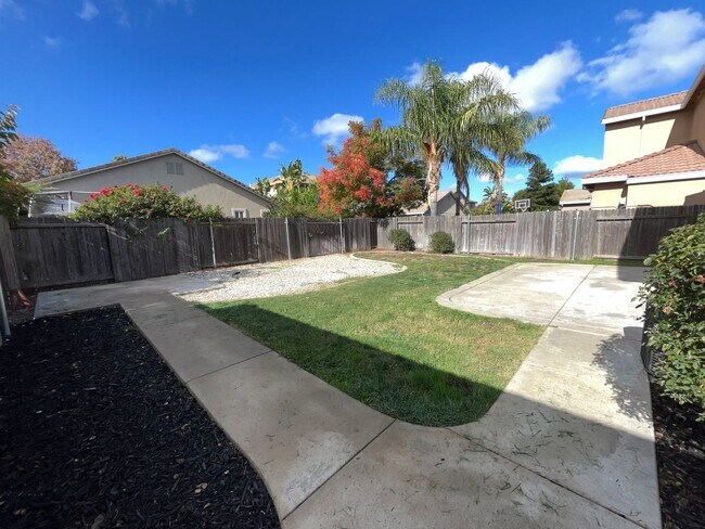 Building Photo - Charming 4BR/3BA/1921SF - Tenant Pays $195...