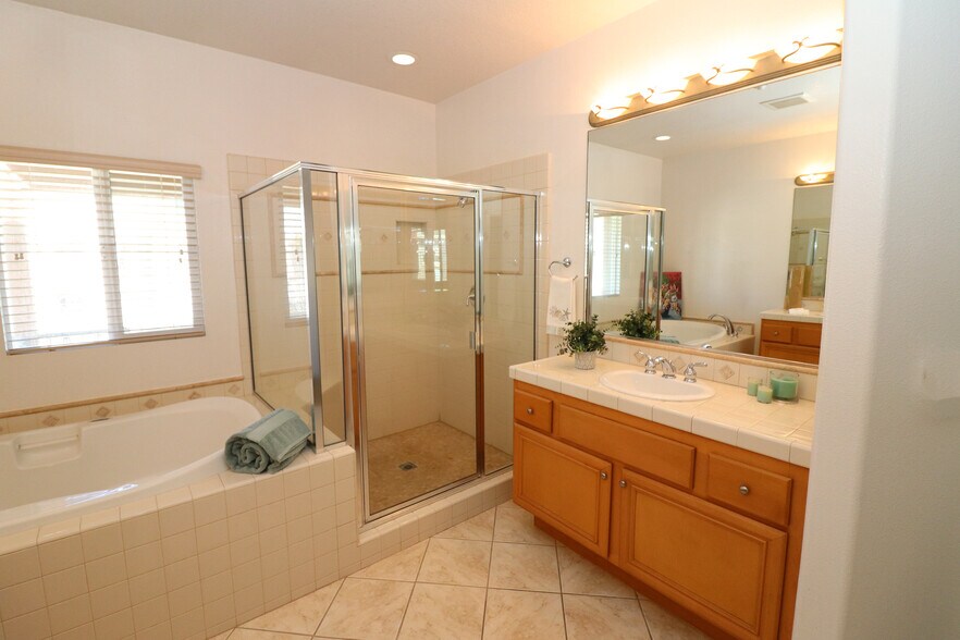 Primary bathroom (shower, spa tub and separate vanities on each side) - 4415 Ahoy Ln