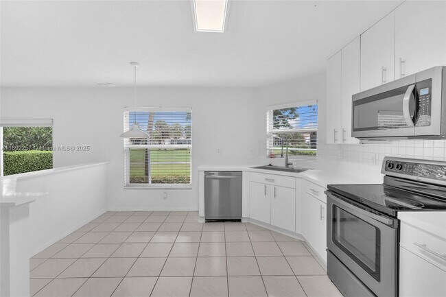 Building Photo - 1637 SW 156th Ave