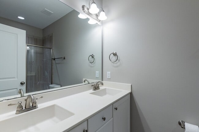 Building Photo - 3 bedroom/2.5 Bath End Unit Townhome in Ho...