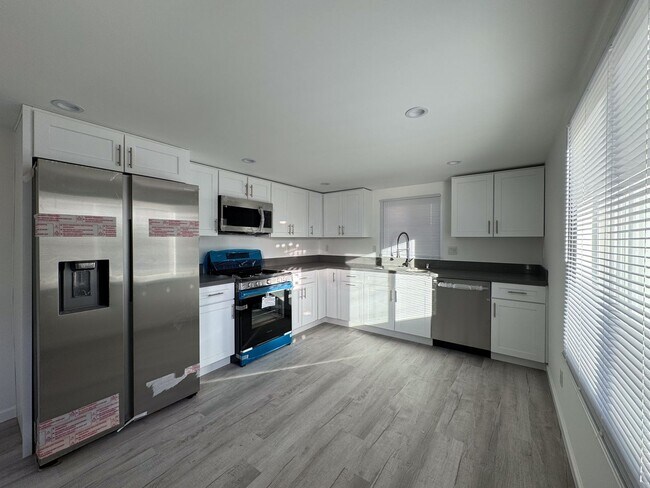 Building Photo - Brand New and Stunning 1+1 Reseda ADU