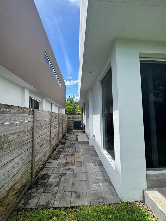 Building Photo - 2947 SW 27th Terrace