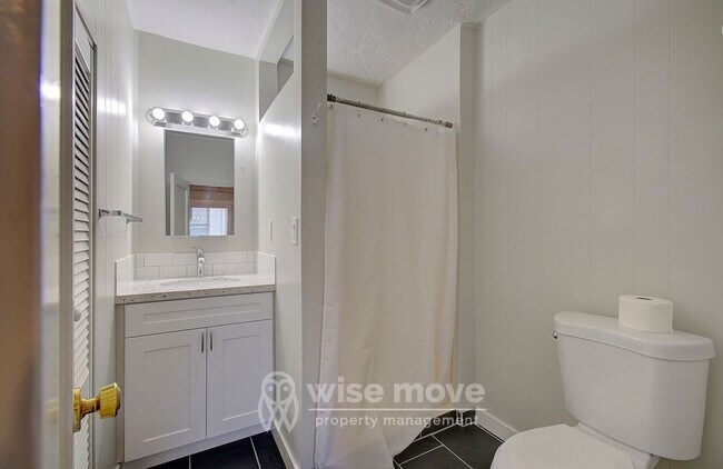 Building Photo - NW Greeley Duplex