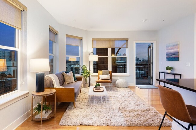 Building Photo - Gorgeous condo with city views