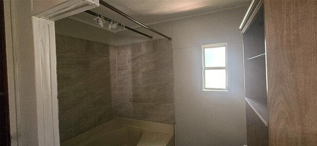 Building Photo - 854 Queenswood St