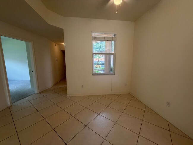 Building Photo - 330 Robin Hood Cir