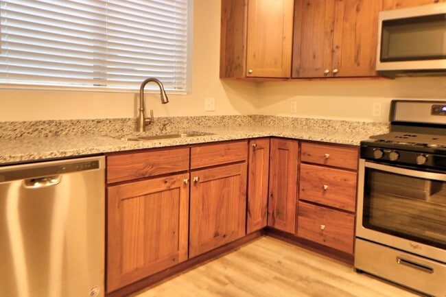 Building Photo - 2 Bedroom 1 Bathroom Apartment