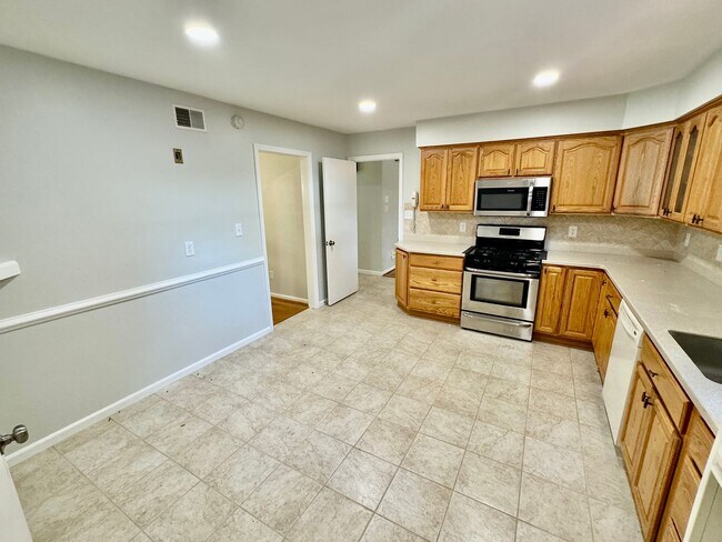 Building Photo - Newly Painted 4BR/2BA house in Pembroke Me...