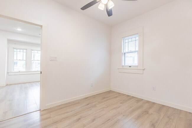 Building Photo - 1010 Burnet St
