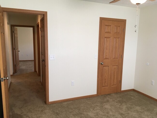 Building Photo - Laurel Creek Apts, 2225/2227 Shamrock Ln