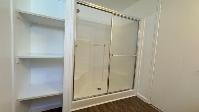 Building Photo - Lakeview 3 Bedroom Home with A/C , LVP Flo...