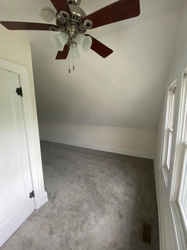 Building Photo - Charming 3-Bedroom, 1 1/2 Bath Upper Duplex in Beautiful Garfield Park Neighborhood