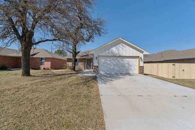 Building Photo - Beautiful 3 Bedroom, 2 Bath Home Close to Choctaw