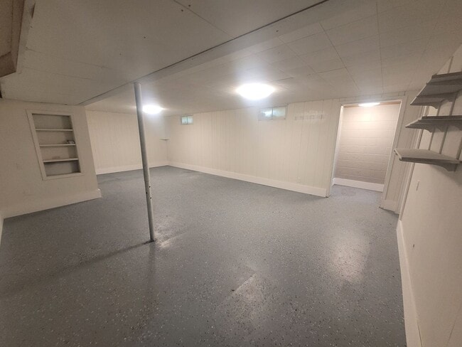 Building Photo - 3 Bedroom, 1.5 Bathroom home with detached...