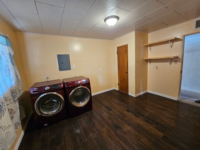 Building Photo - Beautiful Retro 3 Bd/2Ba Home Ready Lookin...