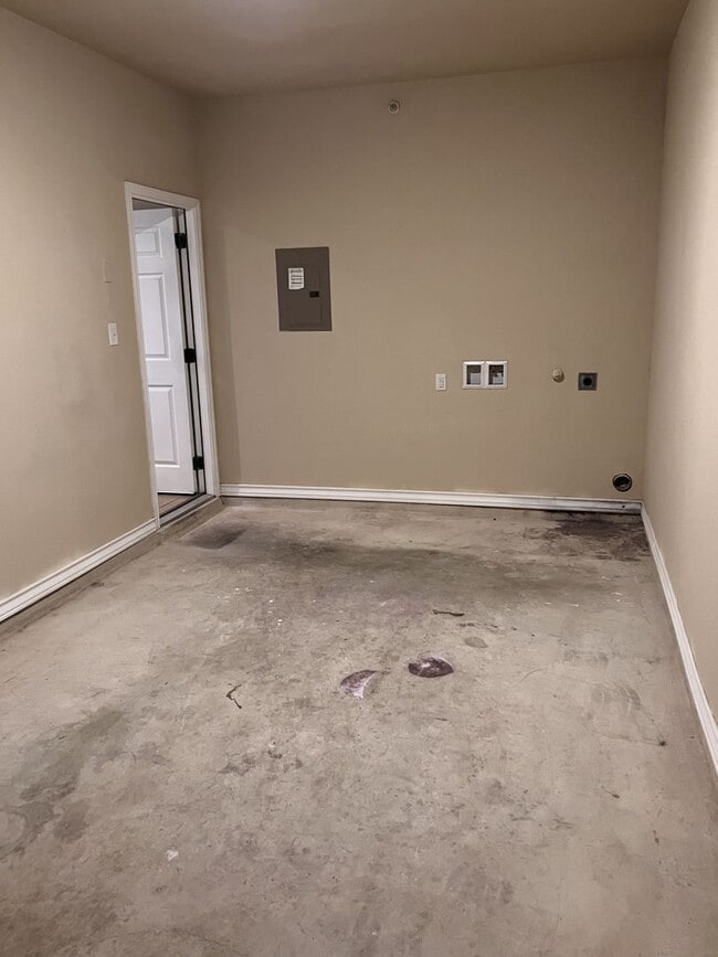 Building Photo - Luxury Townhome in Selma!