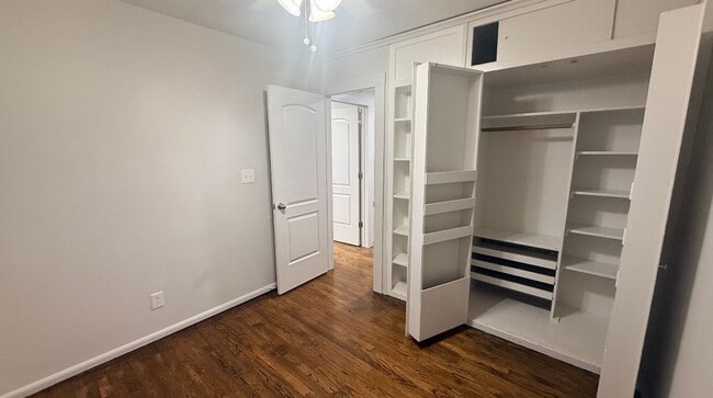 Building Photo - Charming 3-Bedroom Home in Crestwood with a Private Creekside Backyard