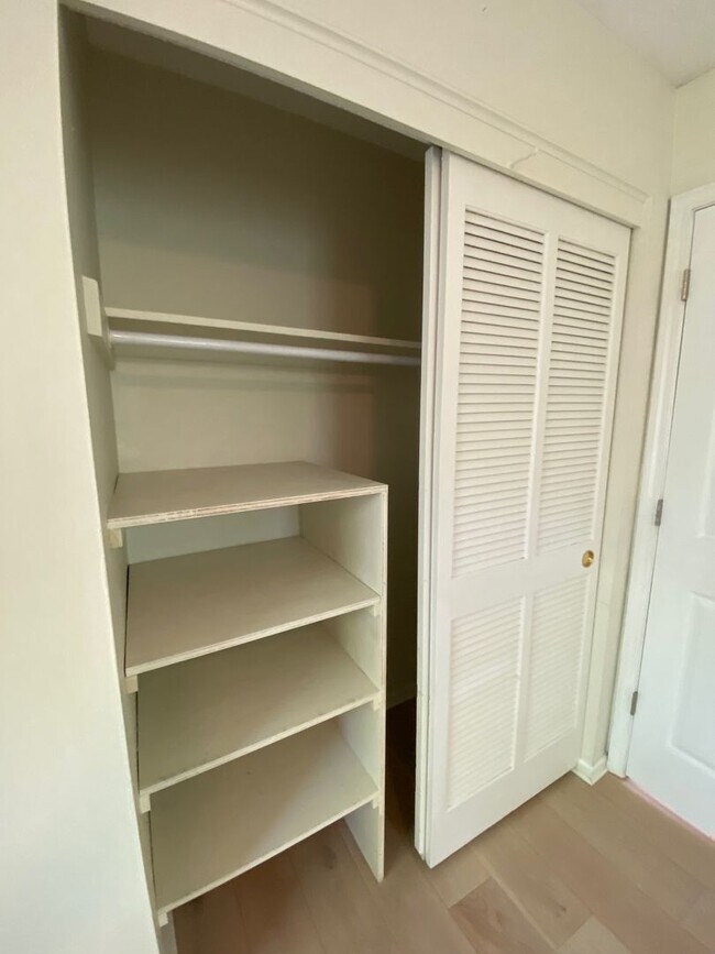 Building Photo - East AVL - Mid Century Modern Beauty in Botany Woods!