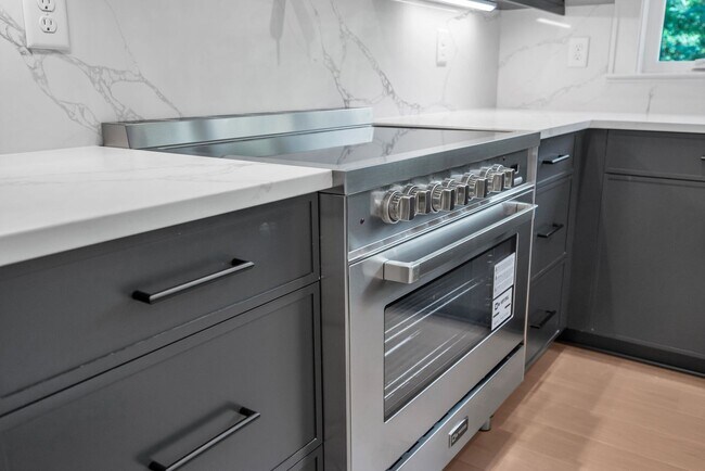 Building Photo - Beautiful 2BR/2BA top-floor end unit!