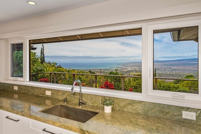 Building Photo - Beautiful Custom Built Home in Wailuku Heights, 2 Bed/3 Bath with Flex Room, Magnificent Ocean/Mo...