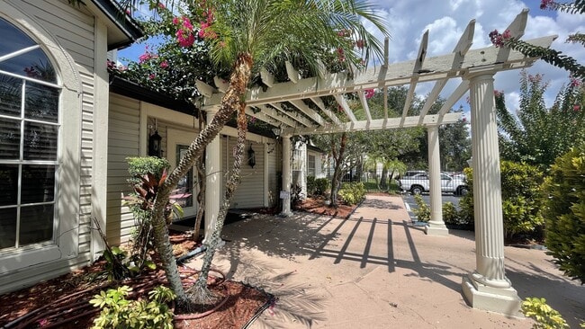 Building Photo - 1924 Lake Atriums Cir