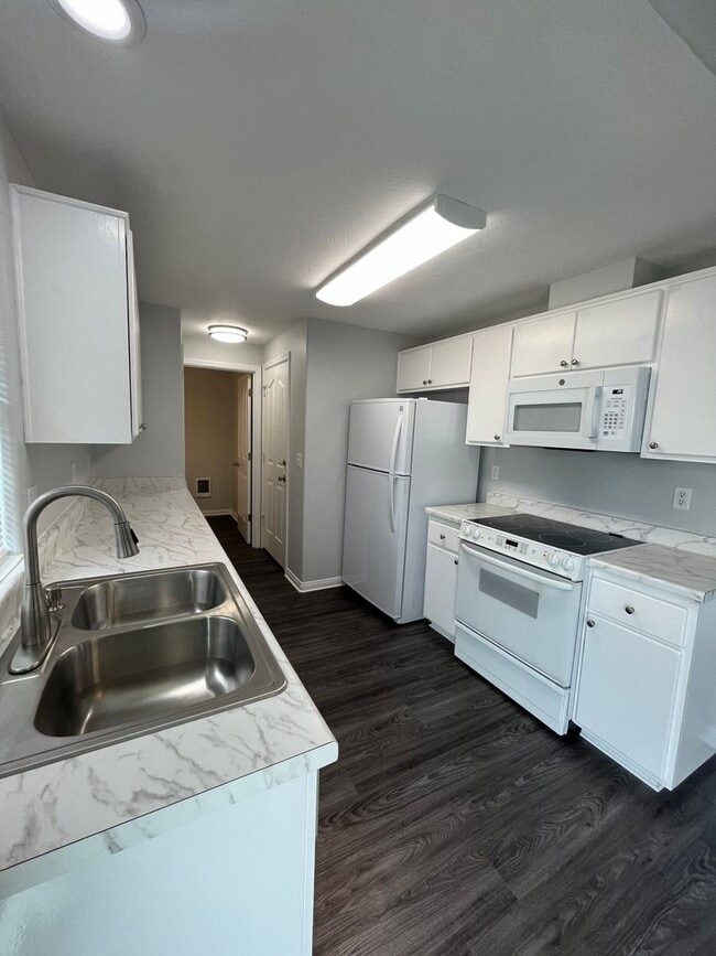 Building Photo - 2-Bedroom 1.5-Bathroom duplex