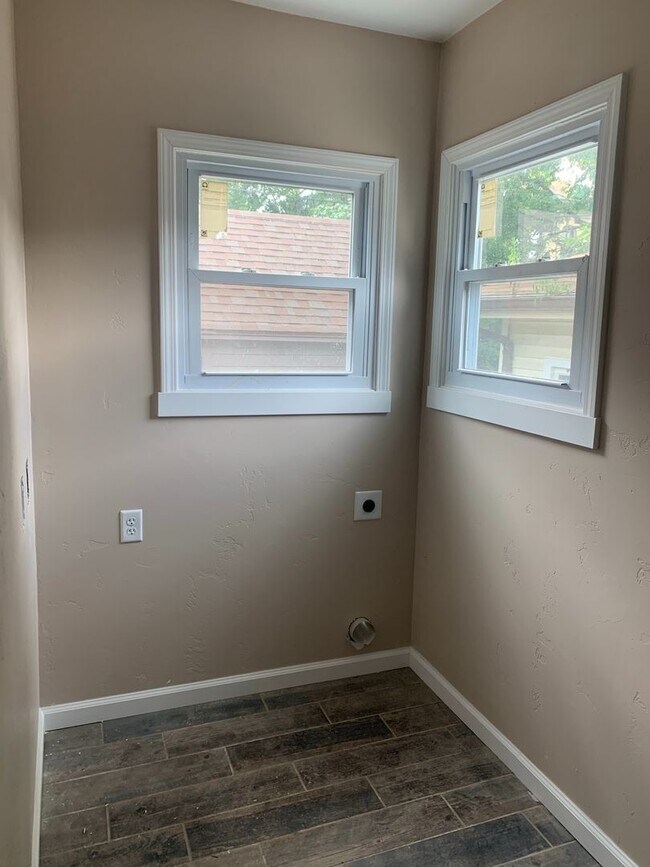 Building Photo - 321-321 Caroline St