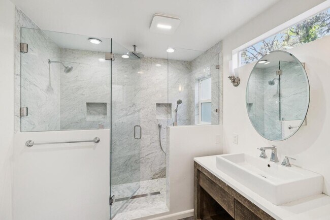 Building Photo - 216 Valparaiso Ave