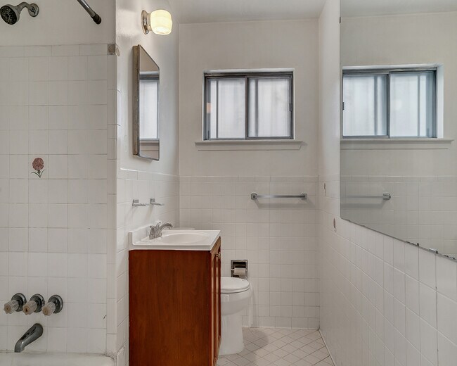 Building Photo - Westside 3 Bedroom 1.75 Bath
