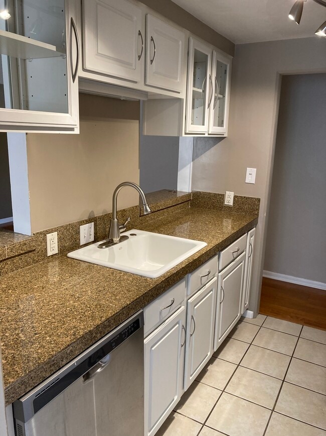 Kitchen - 830 E 11th Ave