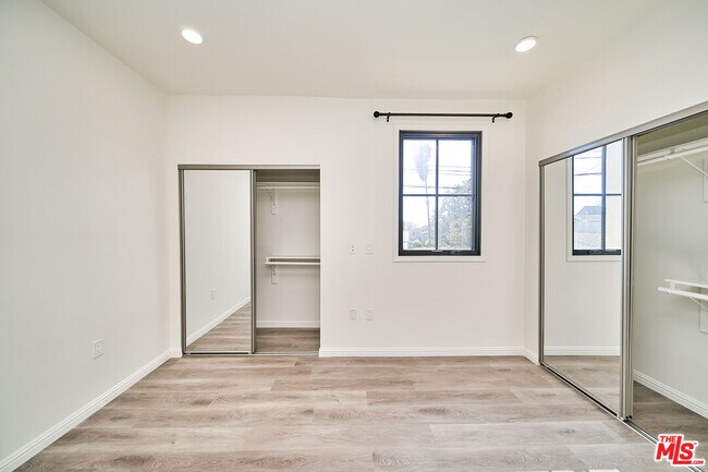 Building Photo - 951 S Wilton Pl