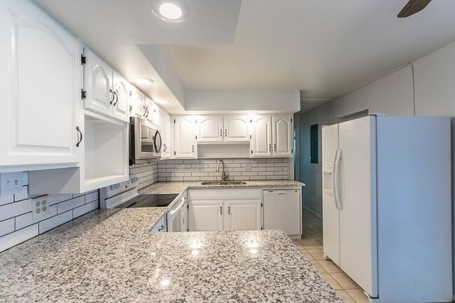 Building Photo - 4759 Arnold Ave