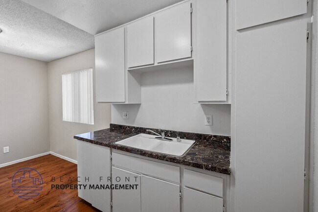 Building Photo - 1880 Locust Ave