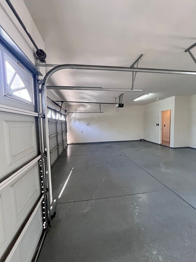 Building Photo - Super cute home with 3 car garage in a des...