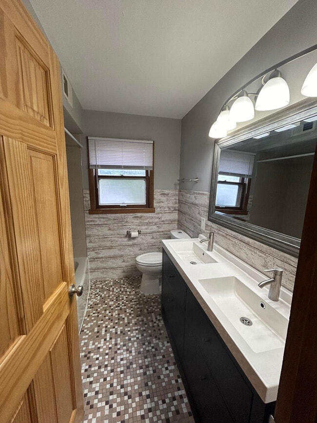 Building Photo - 5732-5734w villard ave