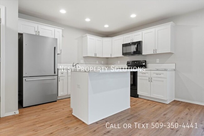 Building Photo - 3 Bed, 2.5 Bath Duplex, WSG included