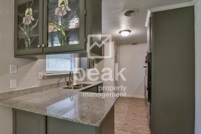 Building Photo - $1725! 3Bed home! Apply by 11/5 and save 5...