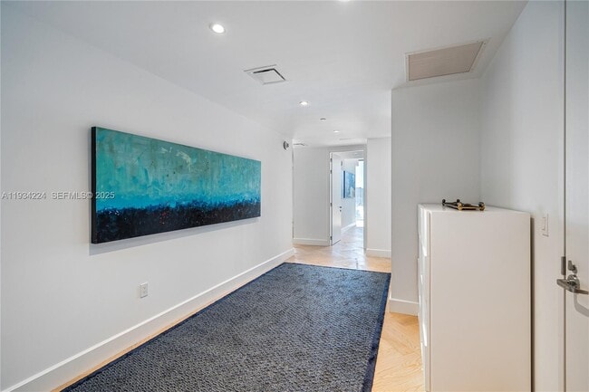 Building Photo - 700 NE 26th Terrace