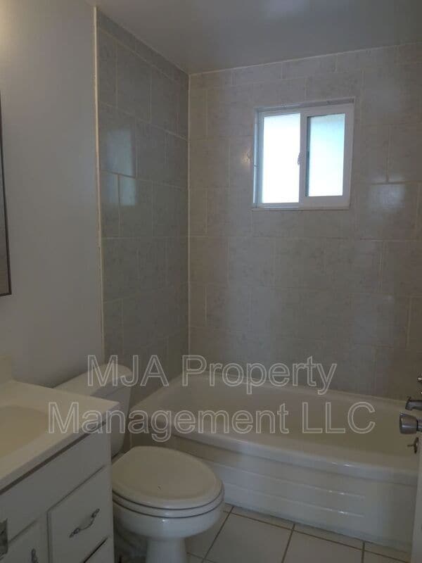 Building Photo - 196 Baird Ave