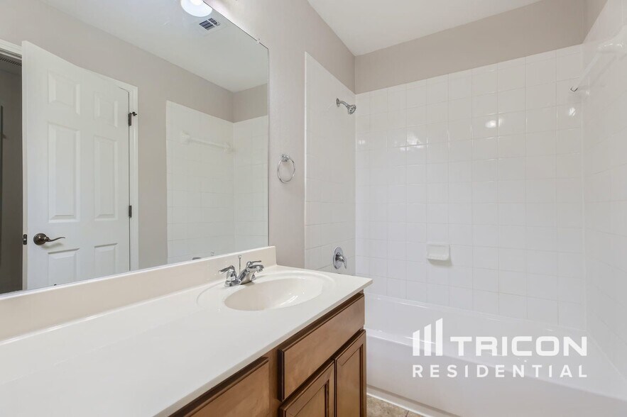 Building Photo - 213 Ridge Bluff