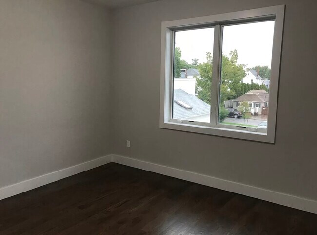 Building Photo - 35 Androvette Ave